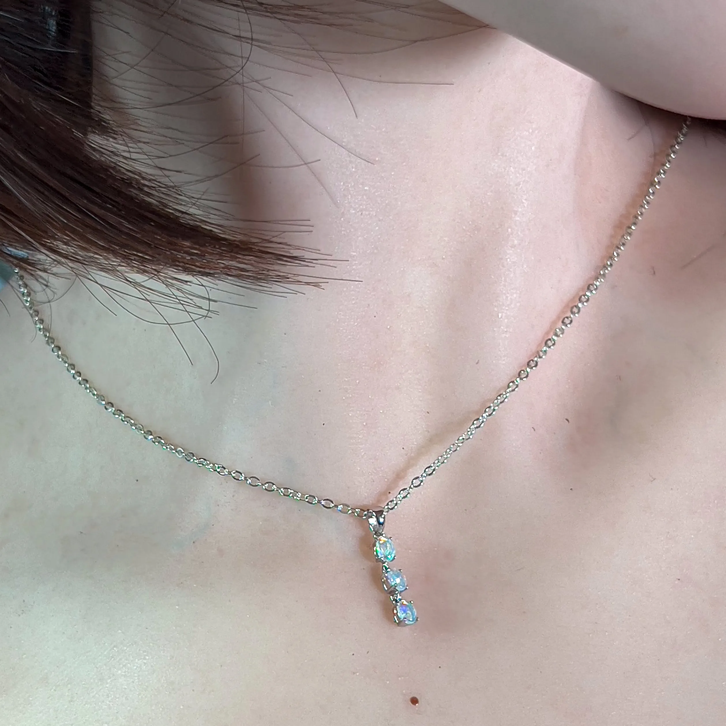 18kt White Gold dangling Crystal Opal pendant 0.42ct